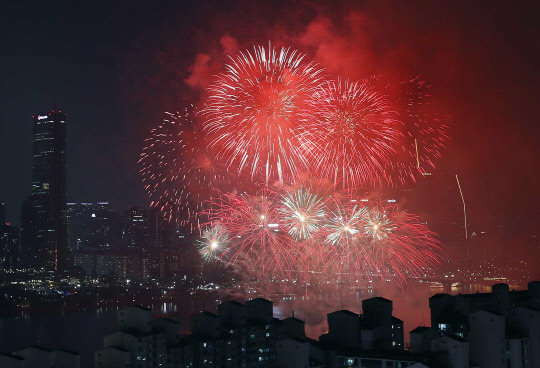 '한화와 함께하는 서울세계불꽃축제 2017'가 열린 30일 저녁 아름다운 불꽃이 서울 여의도와 한강 밤하늘을 수놓고 있다. 연합뉴스